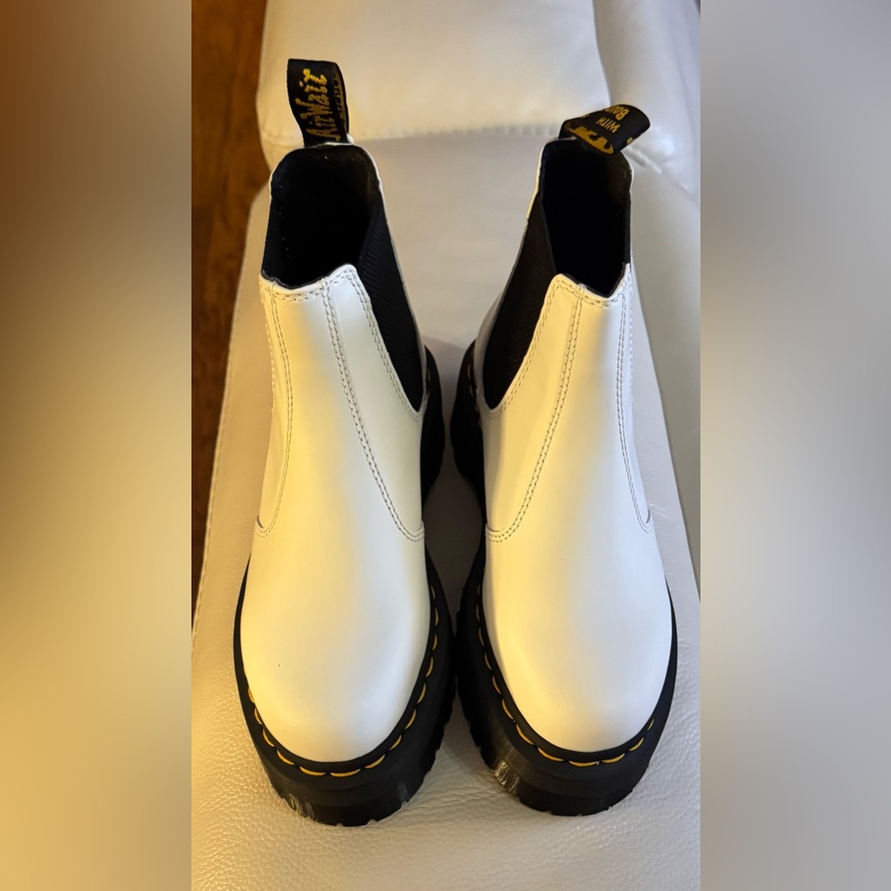 NWT Dr. Martens 2976 Quad Platform Chelsea Boots White Leather US Womens 6